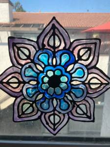 Gallery glass DIY: easy faux stained glass window clings! – Hewes Family Fun